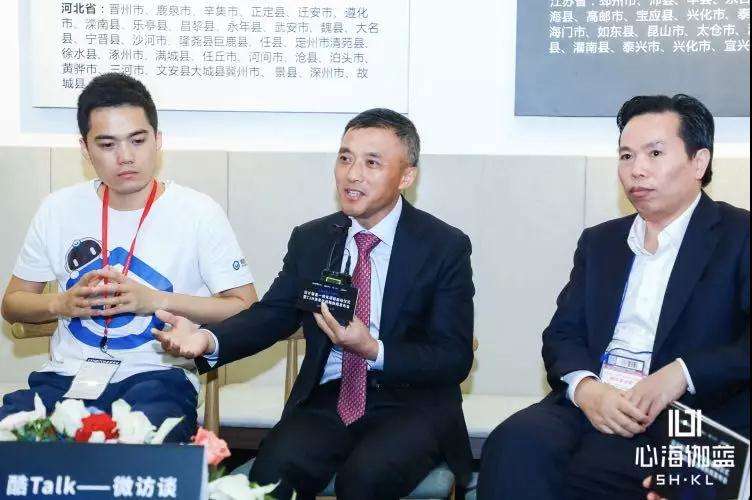 心海伽藍董事長張愛民（中）