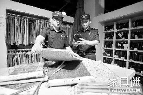 海關關員在對出口家具進行查驗