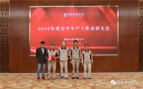 王董為面漆車間管理團隊頒獎