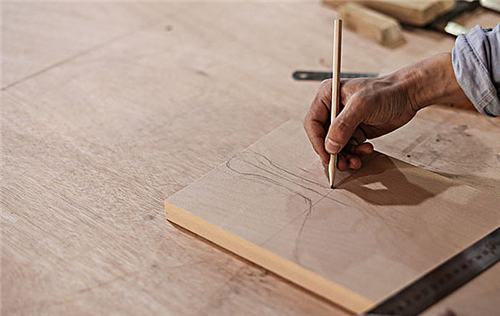 美國制造業連續5個月收縮 其中服裝和木制品業最嚴重