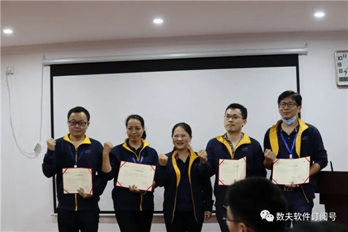 弘錦總經理陳總頒發任命書