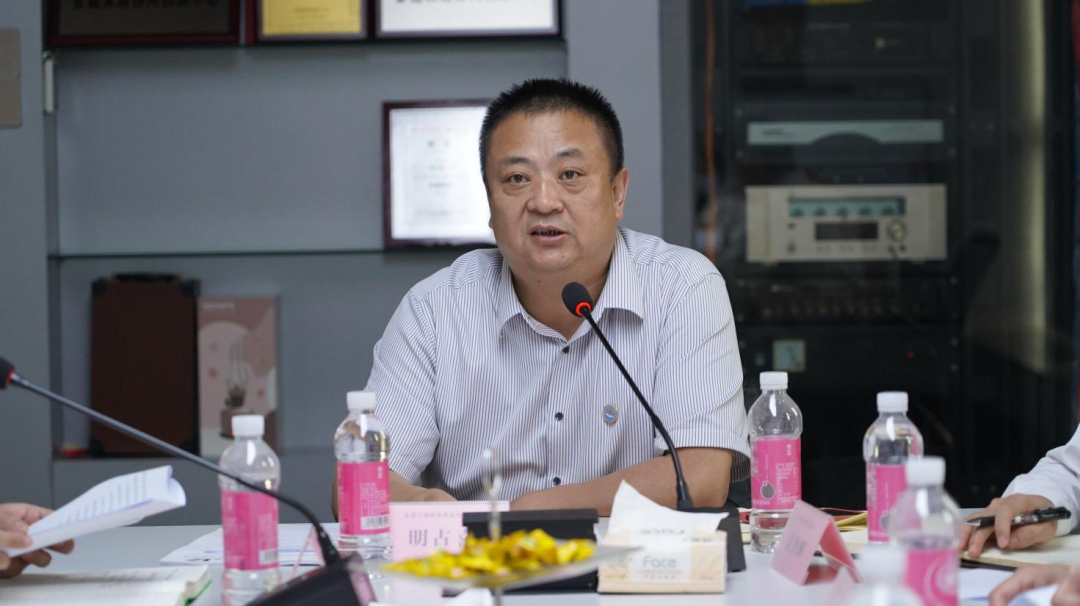 全國工商聯家具裝飾業商會副秘書長明占喜主持會議