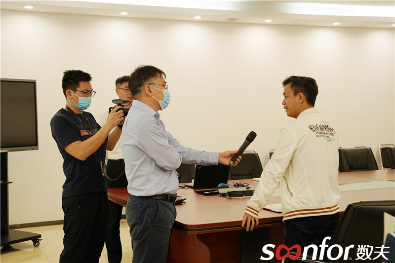 記者采訪雅居格陳總