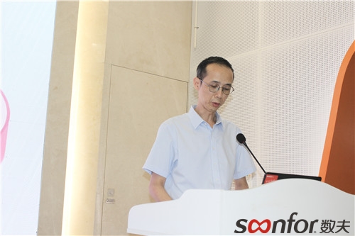 （東莞市工業和信息化局副局長麥耀欽）